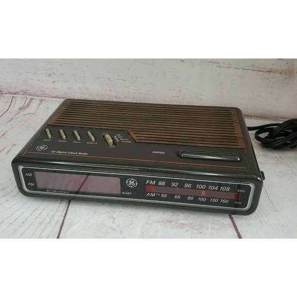 Vintage General Electric Alarm Clock Radio AM/FM (Model 7-4612A). Tested - Picture 1 of 12